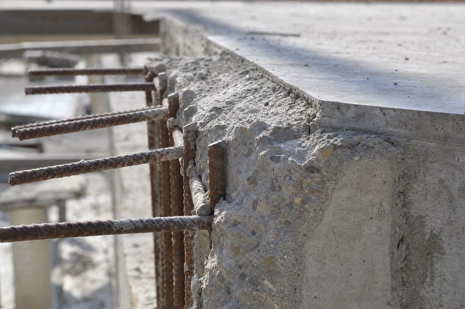 Qualitätskontrolle von Beton und Bewehrung auf der Baustelle