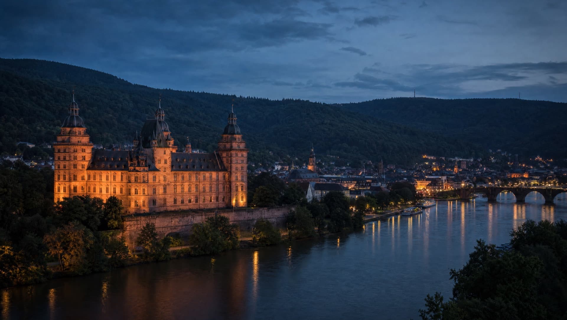 Aschaffenburg mit Schloss Johannisburg am Main zur blauen Stunde