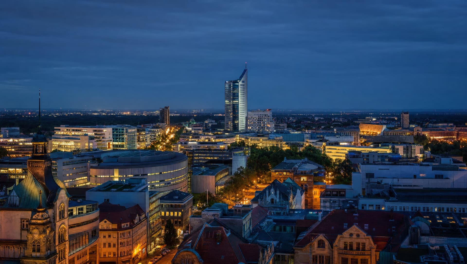 Darmstadt – moderne Stadtsilhouette zur blauen Stunde