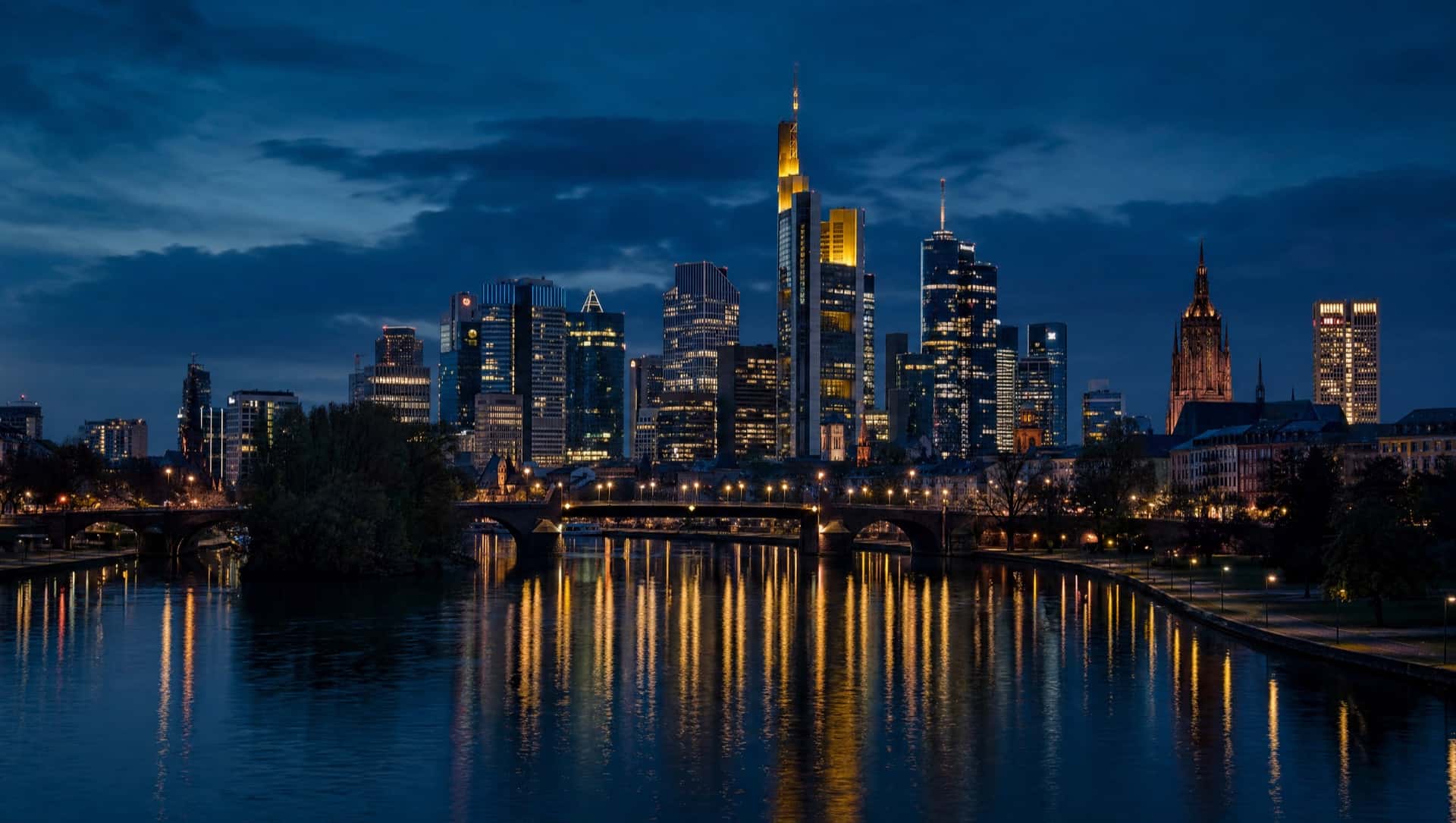 Frankfurter Skyline am Main zur blauen Stunde