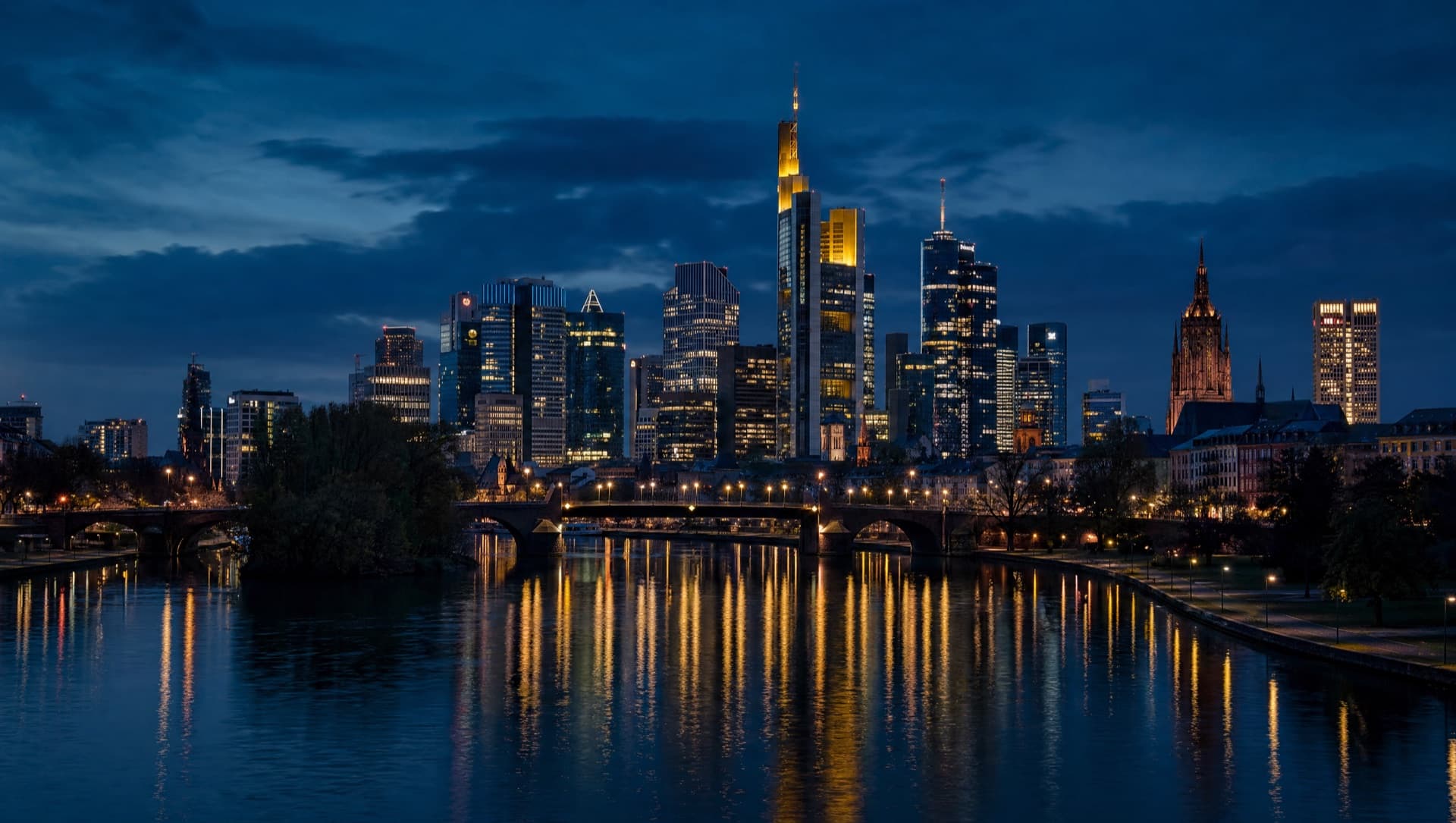 Frankfurter Skyline am Main zur blauen Stunde