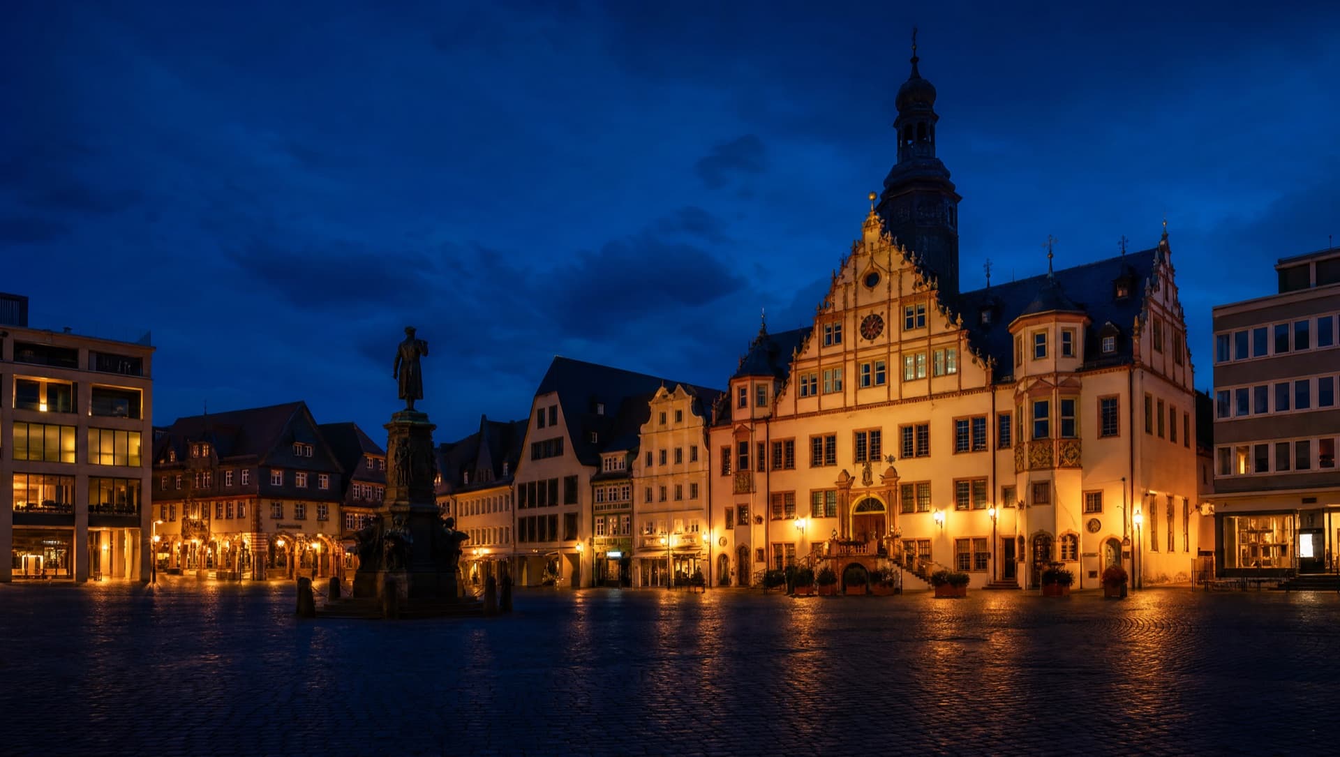 Hanau – Marktplatz mit historischer Bebauung zur blauen Stunde