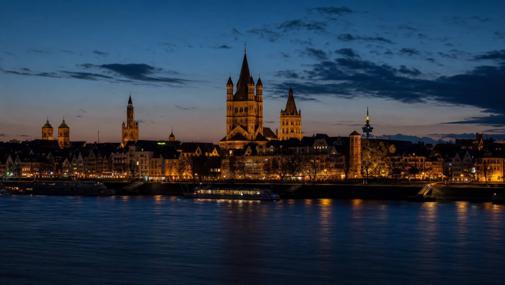 Mainz am Rhein mit Dom-Silhouette und Altstadt zur blauen Stunde