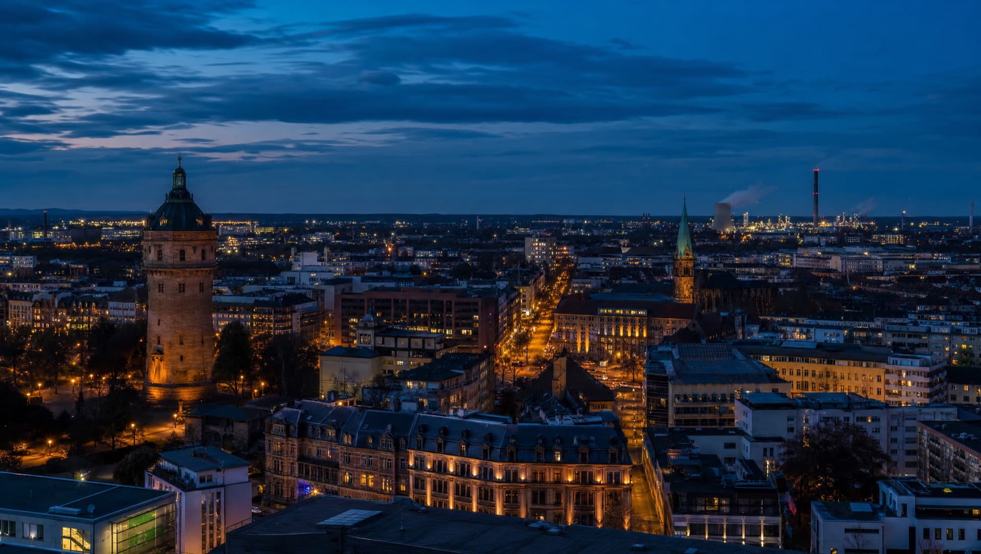 Mannheim mit Wasserturm und Stadtsilhouette zur blauen Stunde