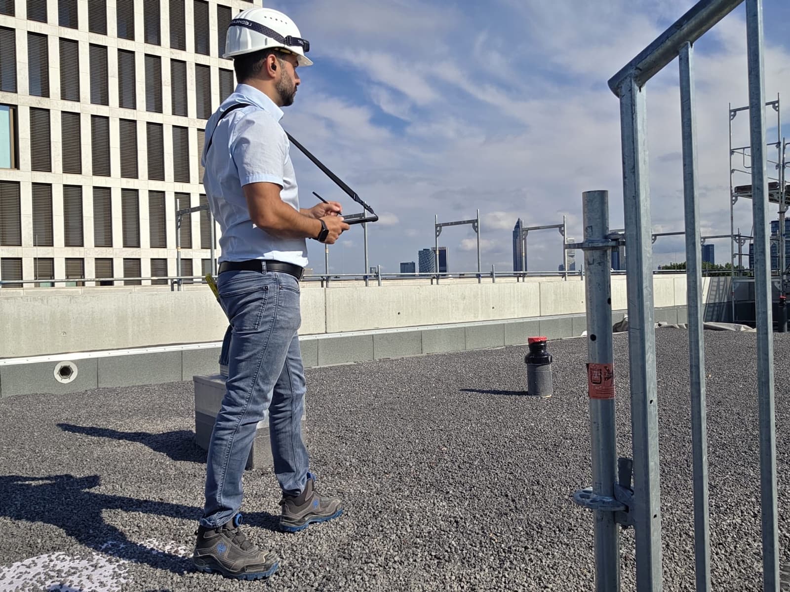 Qais Wakil auf einem Baustellen-Dach mit Blick über die Frankfurter Skyline